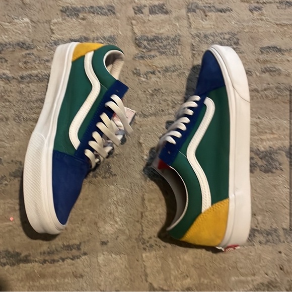 Vans - Picture 3 of 7